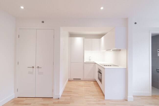 Building Photo - 25 Av des Pins O