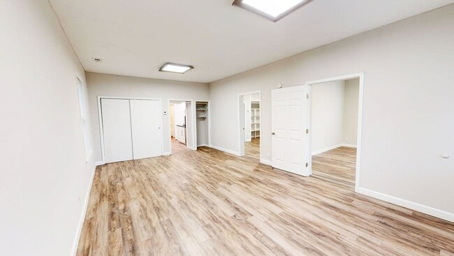 Building Photo - 2 BEDROOMS, 2 FULL BATHROOMS + 1 FREE Off-Street parking spot SPACIOUS single family house availa...