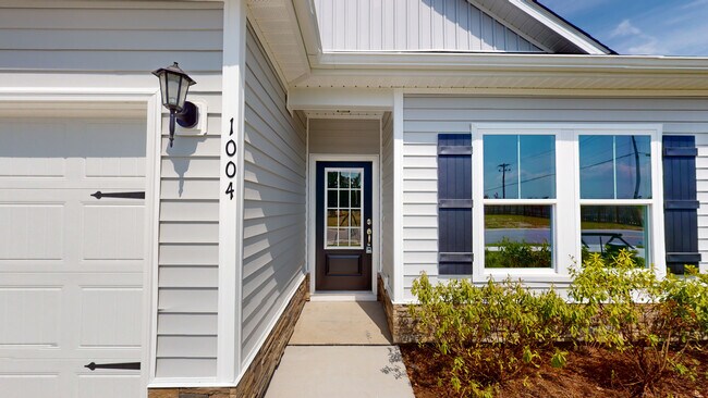 Building Photo - Midtown Oaks 4