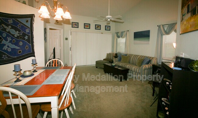 Foto del edificio - 12131 Summergate Cir