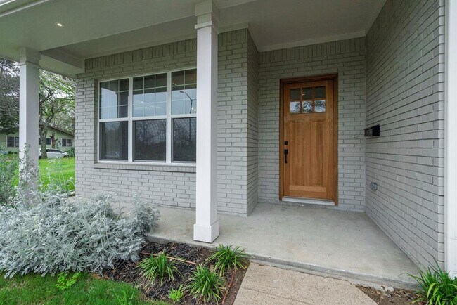 Building Photo - 907 N Tyler St