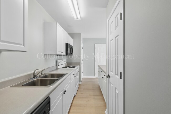 Building Photo - 2BR/2BA near downtown Burgaw, includes wat...