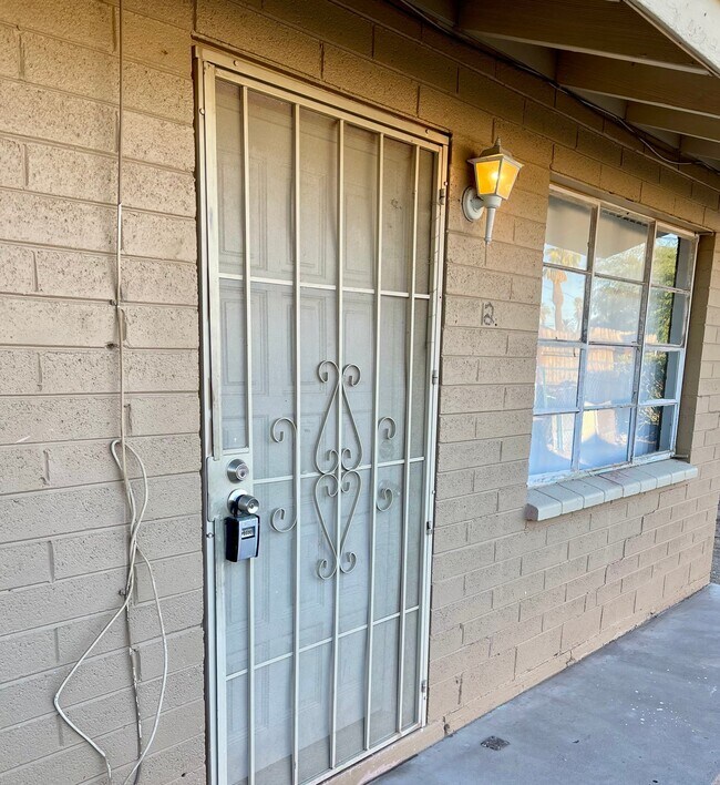 Foto del edificio - 2938 W Coronado Rd