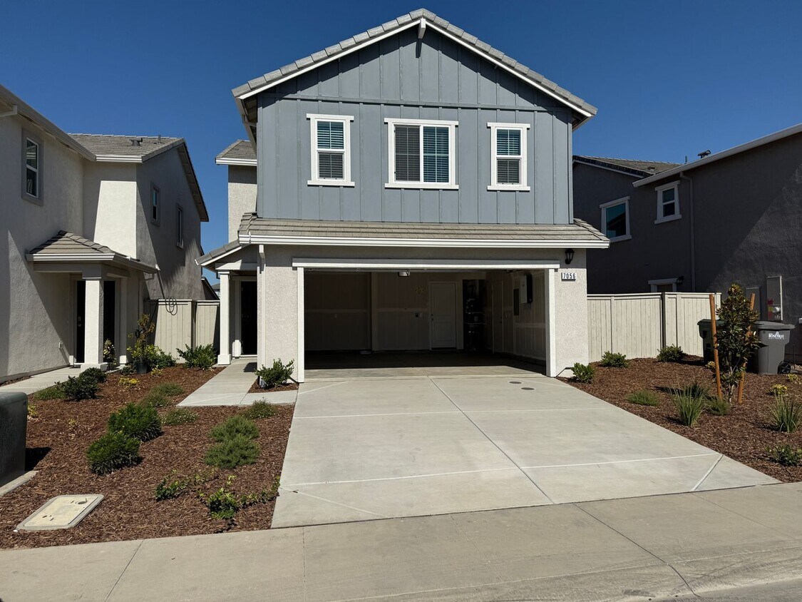 Foto principal - Beautiful 3/2.5 NEW BUILT Roseville Home