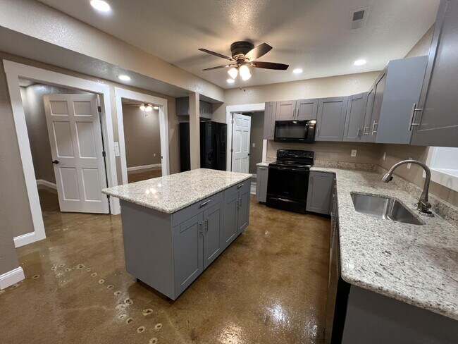 Building Photo - Lower 2BR unit