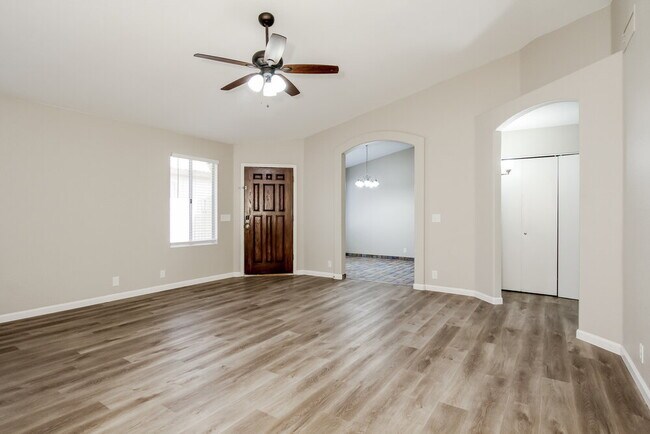 Foto del edificio - 1310 N Blackstone Dr