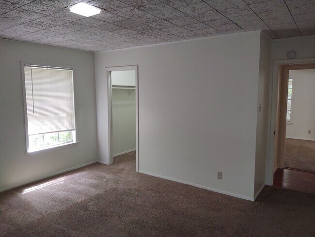 Building Photo - 2112 I 35 N Frontage Rd