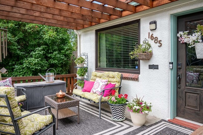 Front Patio - 1685 Ulster St