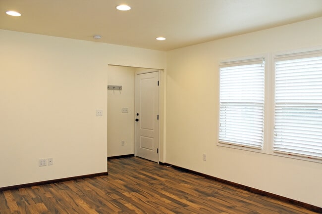 Building Photo - 9134 SE Ankeny St