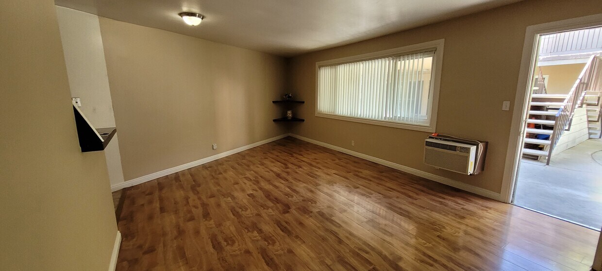 Foto principal - 24370 Newhall Ave