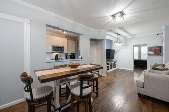 Building Photo - 68 Zabriskie St