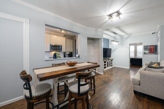 Building Photo - 68 Zabriskie St