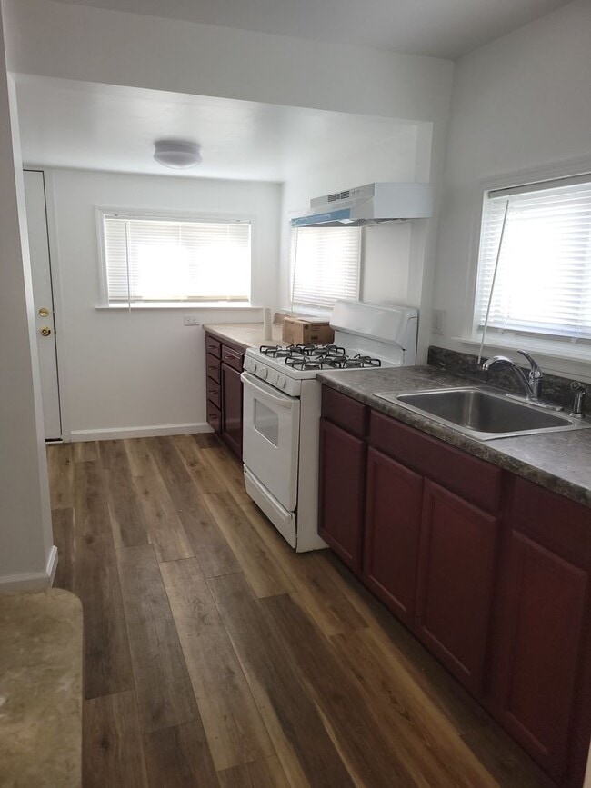 Building Photo - Spacious Twin - Torresdale