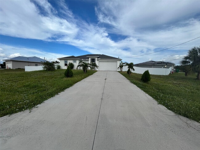 Building Photo - 1049 Canoe Ct