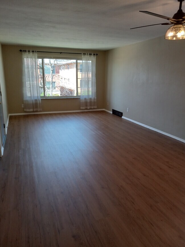 Foto del edificio - 7320 Hampshire Dr