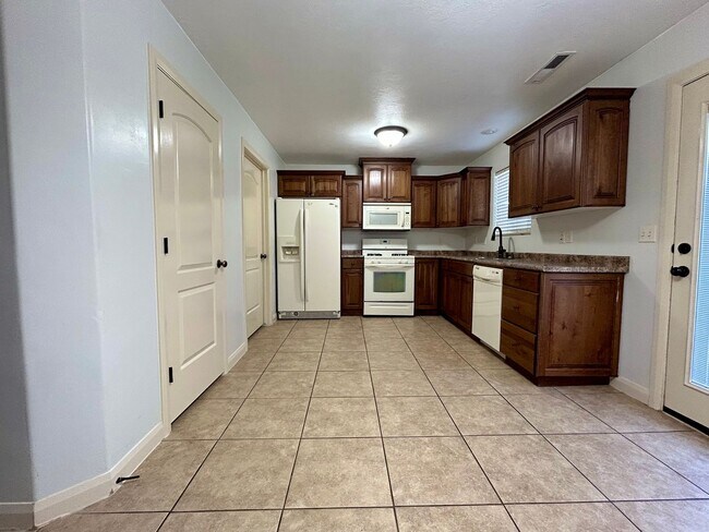 Building Photo - Stunning Cedar Townhome