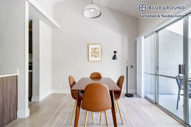 Foto del edificio - 745 S Bernardo Ave
