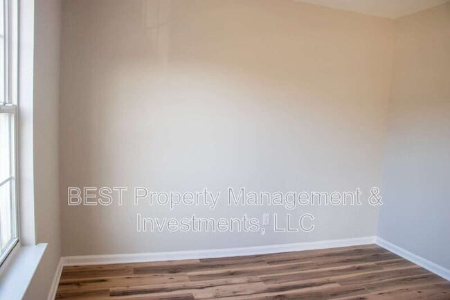 Building Photo - 3225 Lasalle St