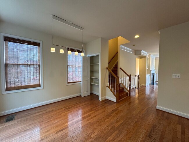 Foto del edificio - Gorgeous 3 Bed 3 Bath End Unit Brick Townh...