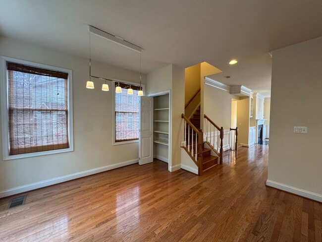 Foto del edificio - Gorgeous 4 Bed 3 Bath End Unit Brick Townh...