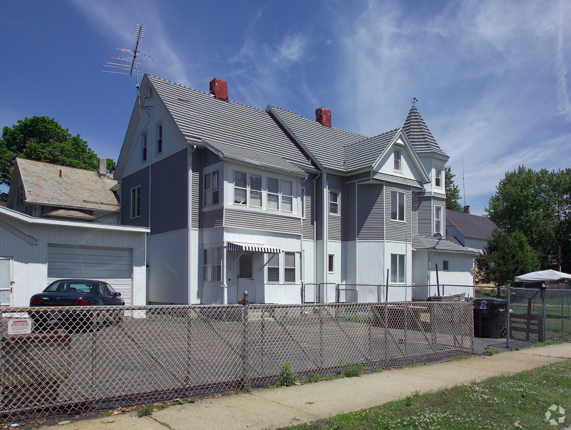 Building Photo - 558 Plainfield St