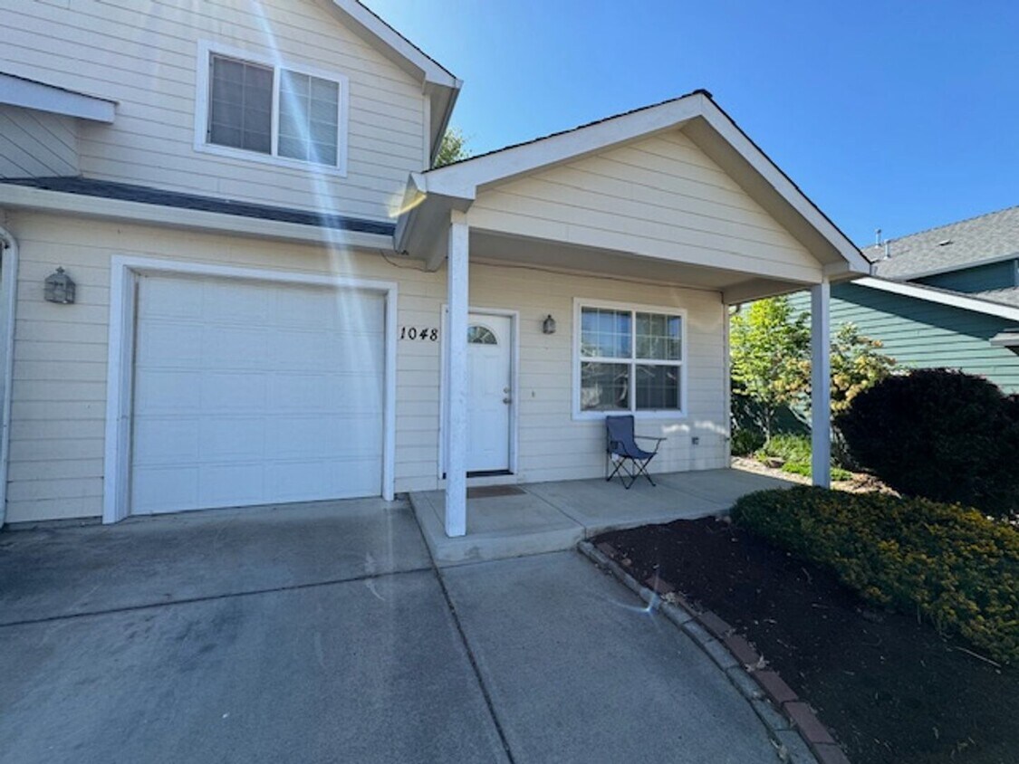 Foto principal - Two Story Townhome