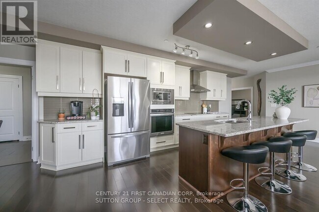 Photo du bâtiment - 240-240 Villagewalk Blvd