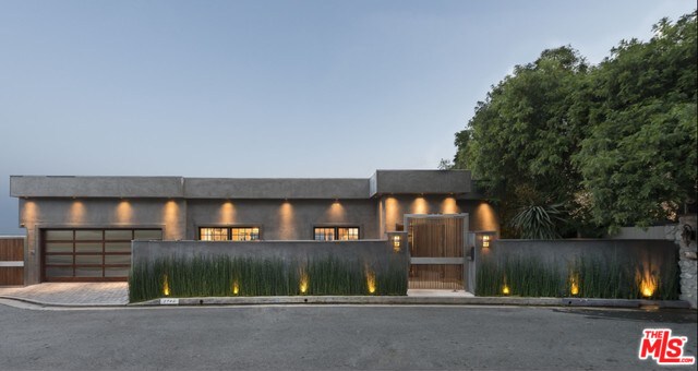 Building Photo - 8740 St Ives Dr