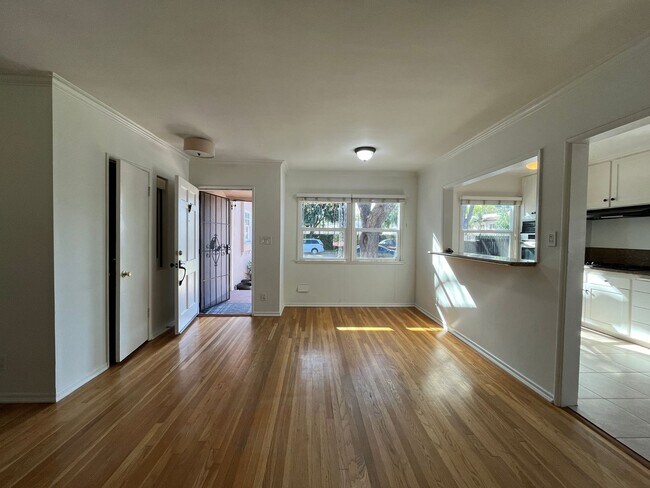 Foto del edificio - Sherman Oaks 3+2 w/appliances, family room, central air + more! (13627 Huston)