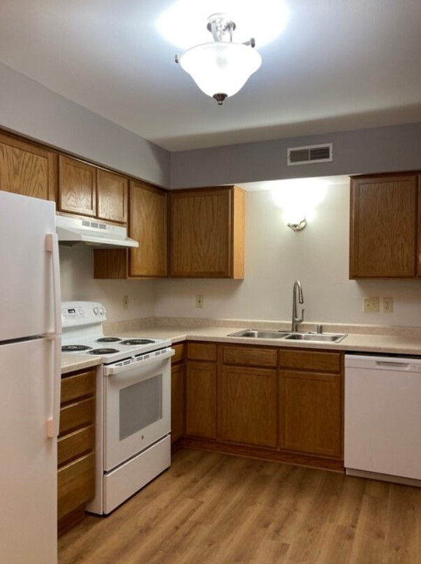 Kitchen... all new appliances - Oak Leaf Condominiums