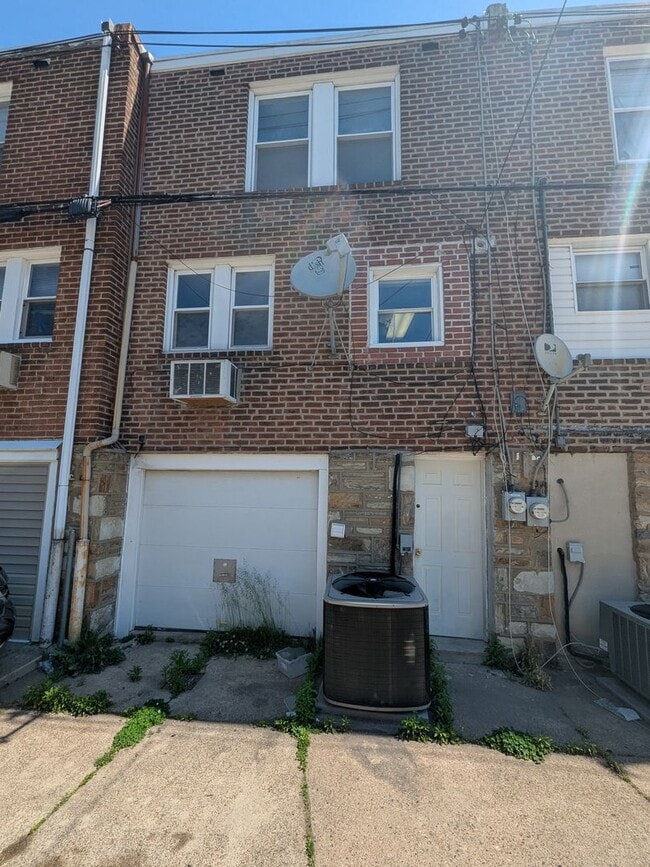 Building Photo - Large Home - Holmesburg