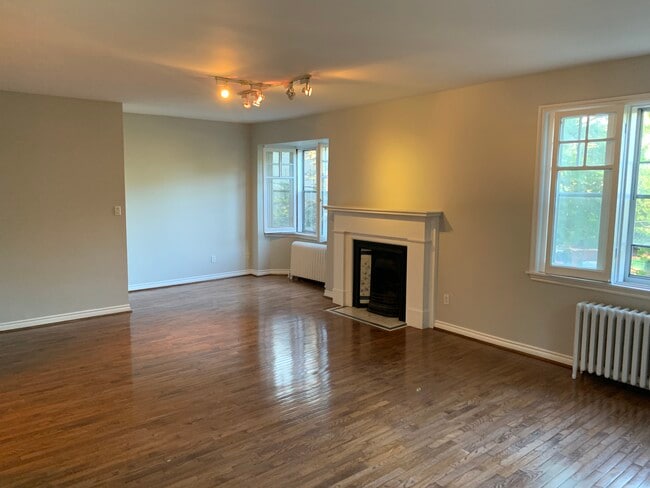 Building Photo - 158 Albany Av