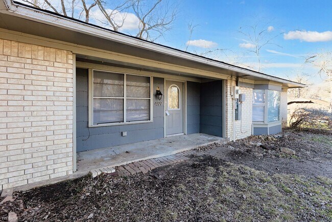 Building Photo - 4 br, 2 bath House - 499 Sequoia Dr