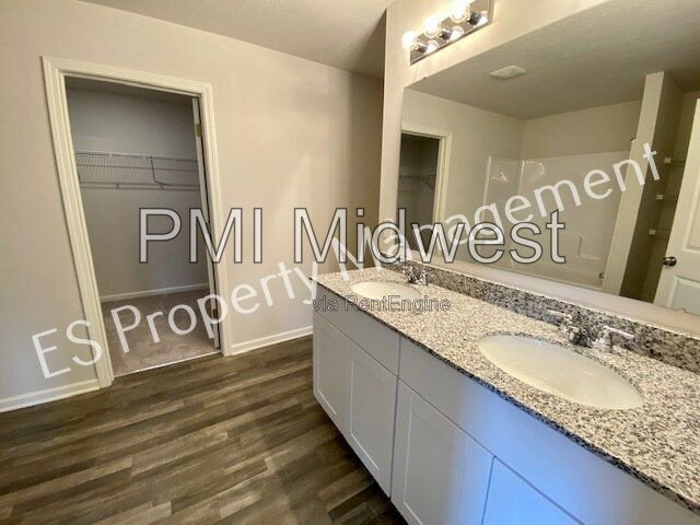 Building Photo - 2608 W Kings Cyn Dr