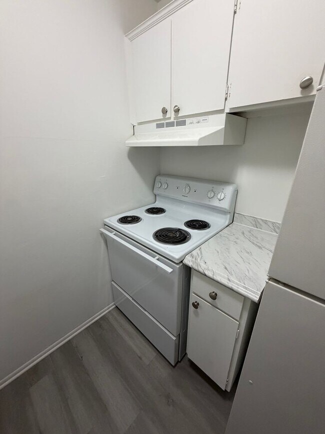 Building Photo - Nautical Mile One Bedroom