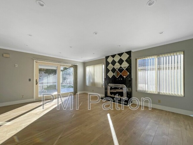 Foto del edificio - 9564 Peartree Ln