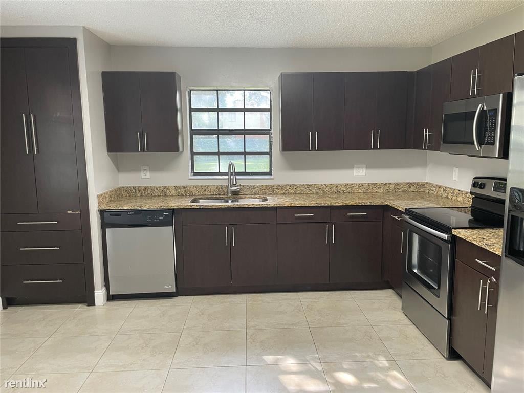 Primary Photo - 3 br, 2.5 bath House - 9149 Vineyard Lake Dr