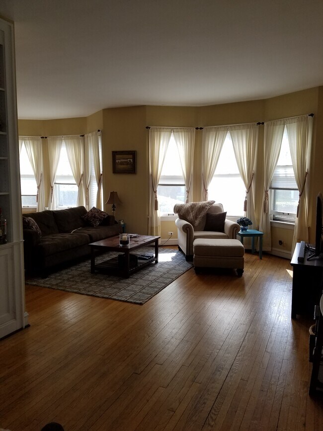 Living Room - 320 Home Ave