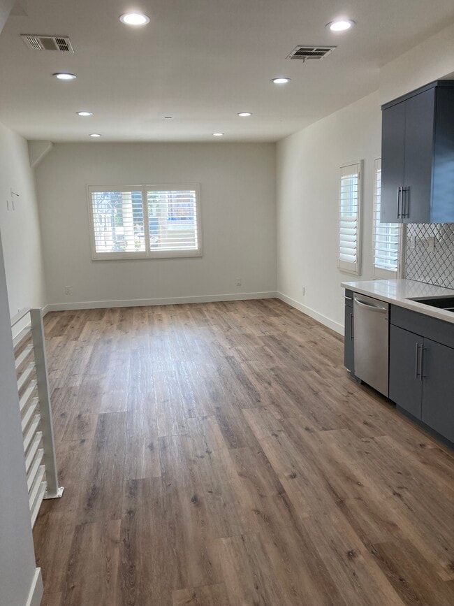 Building Photo - 648 N Serrano Ave