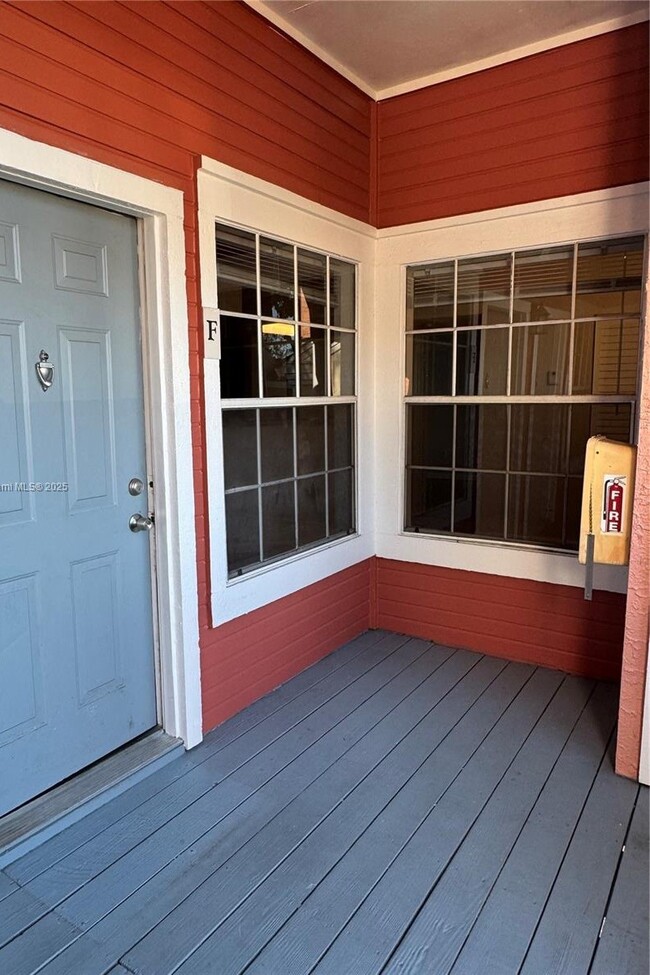 Foto del edificio - 1355 Crystal Way