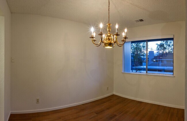 Building Photo - Luxurious Top-Floor Corner Condo~ Move In ...