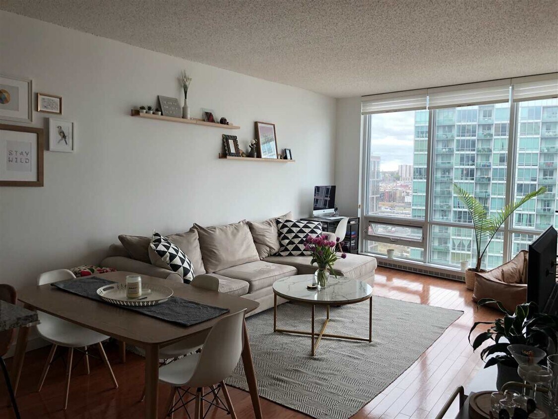 Foto principal - 20 Newport Pkwy