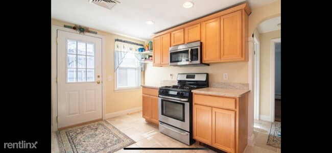 Building Photo - 3 br, 1 bath House - 84 Easton Ave