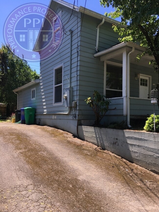 Building Photo - Beautiful Sellwood Bungalow in One of Portland's Most Desirable Neighborhoods. Pet friendly!
