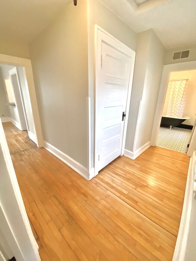 Pasillo - 618 Adams Street NE