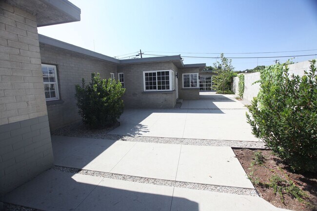 Building Photo - Allesandro Studios