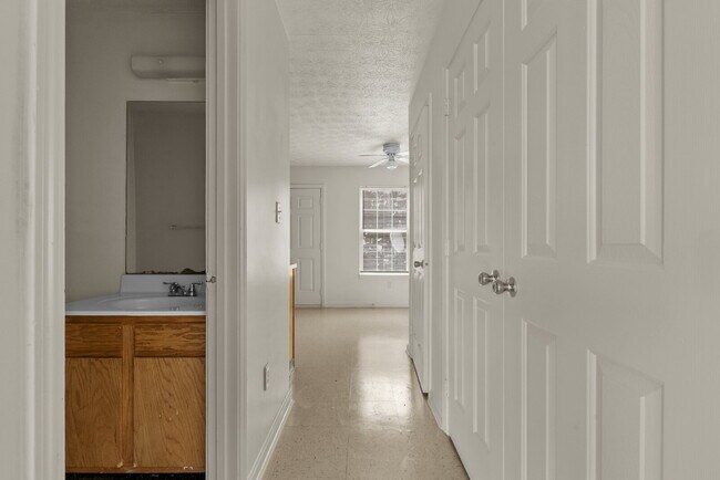Foto del edificio - Charming Two Bedroom Townhome in South Louisville, Family-Friendly Neighborhood!