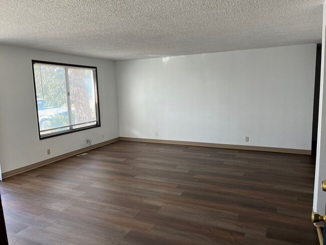 Building Photo - 3 Bedroom, 1 Bathroom Downstairs Unit - 4-...