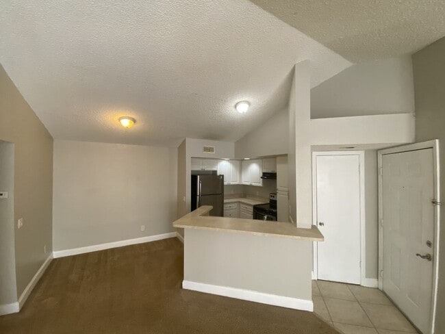 Building Photo - 2 bedroom 2 bathroom