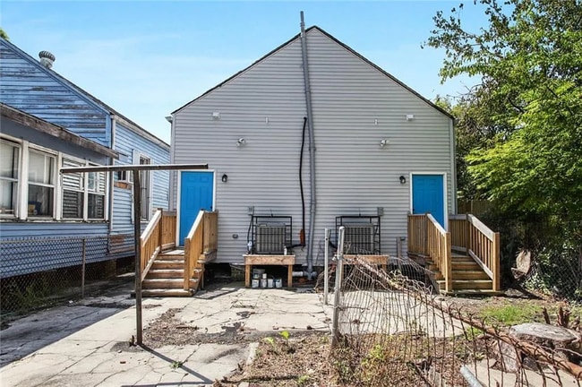 Building Photo - 2117 Marais St